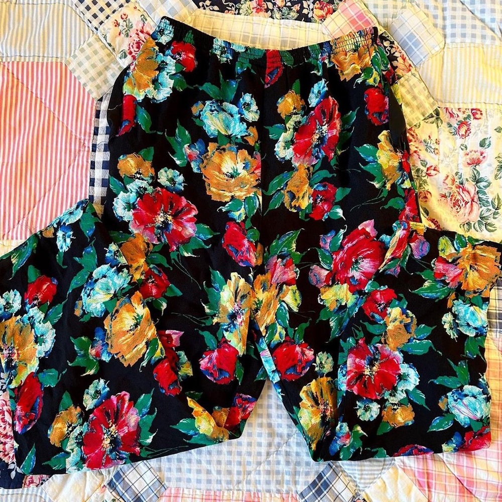 Vintage 80s floral capri pants with wide leg and elastic waist band